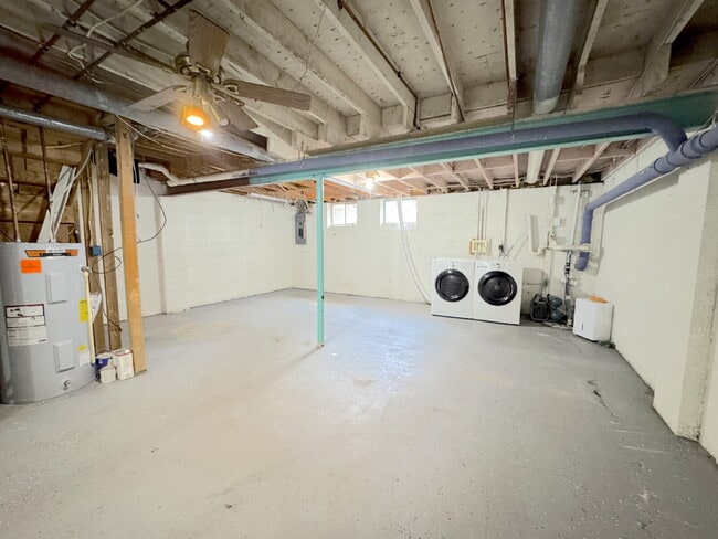 Building Photo - Inviting Townhome with Abundant Space & Co...