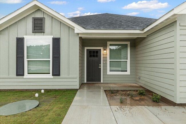 Building Photo - Gorgeous in Granbury