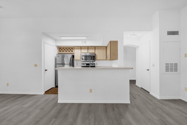 Building Photo - 7360 Westpointe Blvd