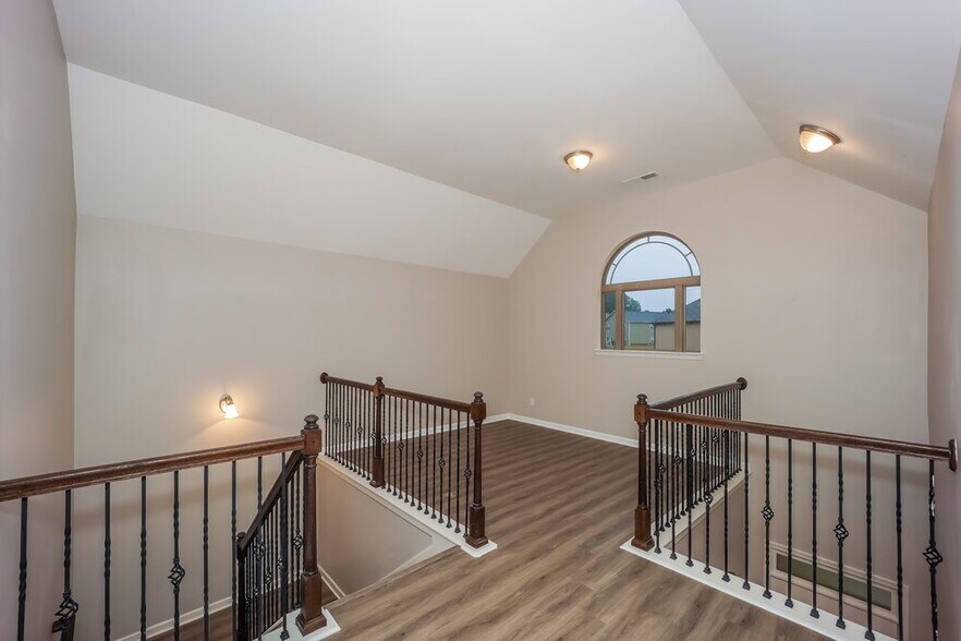 Building Photo - 6840 Diamond Dr