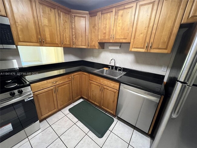 Building Photo - 6900 N Kendall Dr