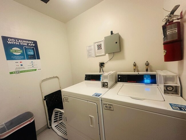 Building Photo - Luxury 12th Floor Corner 1bd/2bath w/ Incr...