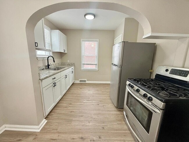 Building Photo - 4 Bedroom Home with Stainless Steel Appliances