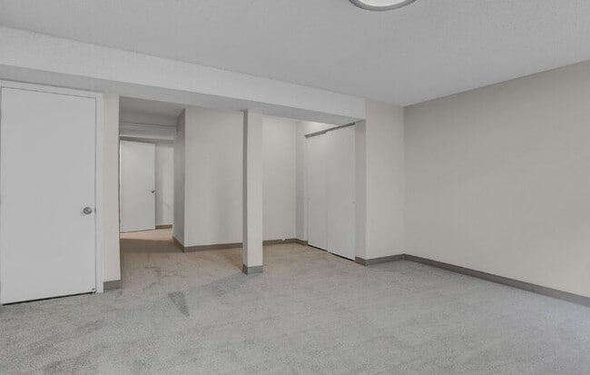Building Photo - Fully Remodeled End-Unit Townhome Near Pet...