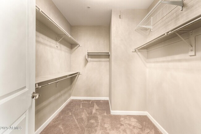 Building Photo - 7297 N Scottsdale Rd