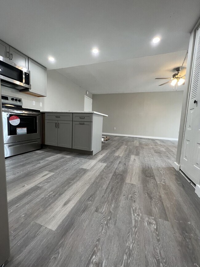 Building Photo - Annual** 55+ Years Old Required ** Recently Renovated ** 1 Bedroom / 1 Bath - Cambridge House - $...