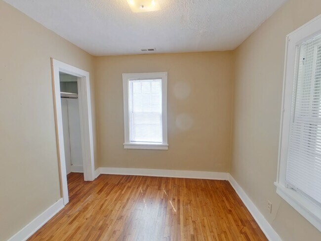 Building Photo - 806 N Terrace