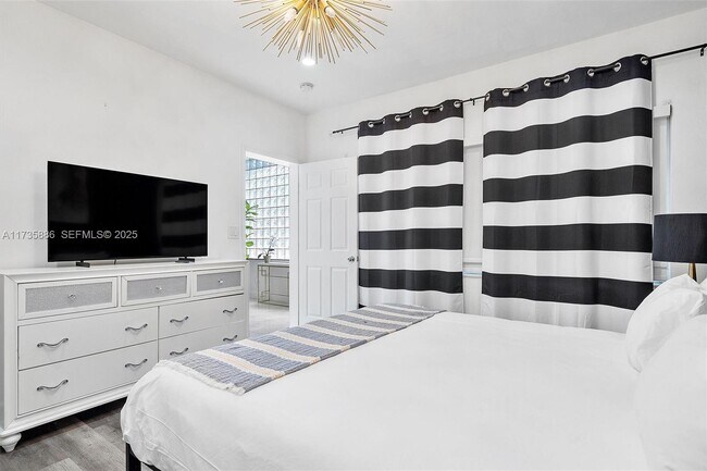 Building Photo - 2541 NE 195th St