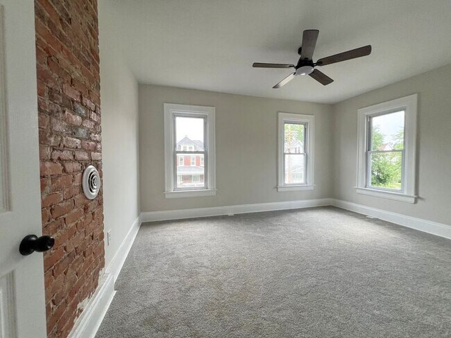 Building Photo - 927 S Champion Ave
