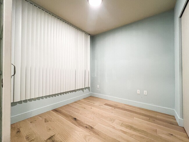 Building Photo - 1bd/1ba Seattle Condo