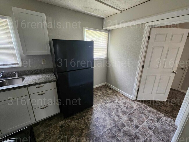 Building Photo - $949 - 3 bedroom / 1 bathroom - Single Fam...
