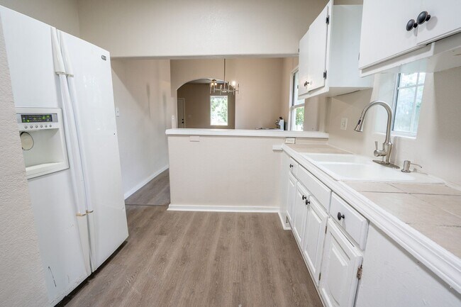 Building Photo - 112 N Delaware Pl