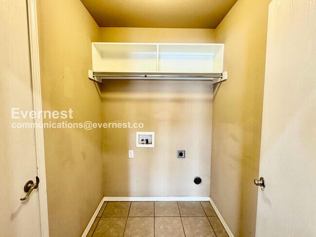 Building Photo - 3 Bed/2 Bath Home with Fenced Yard & Garage / Pet-Friendly / Available Now!