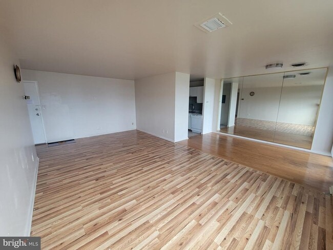 Building Photo - 3450 Toledo Terrace