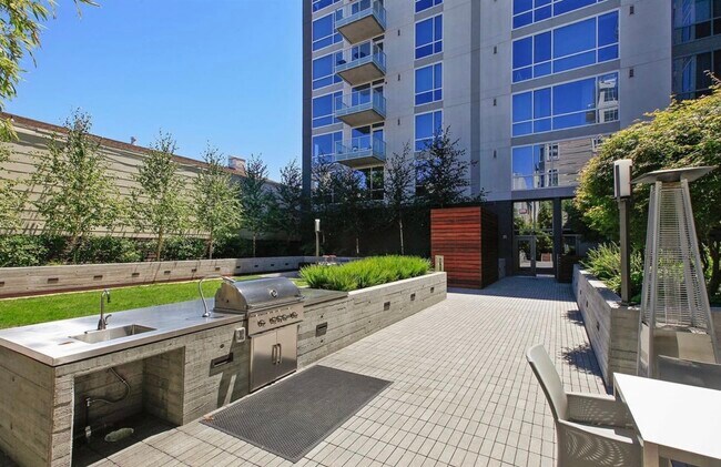 Shared Courtyard BBQ - 1788 Clay St