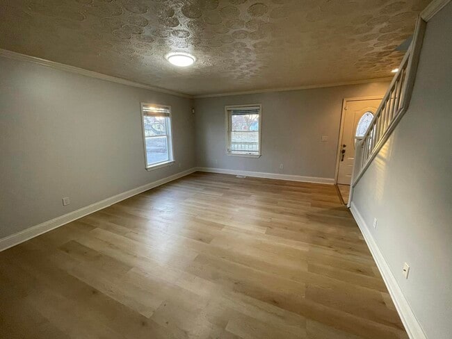 Building Photo - 332 E Lincoln St