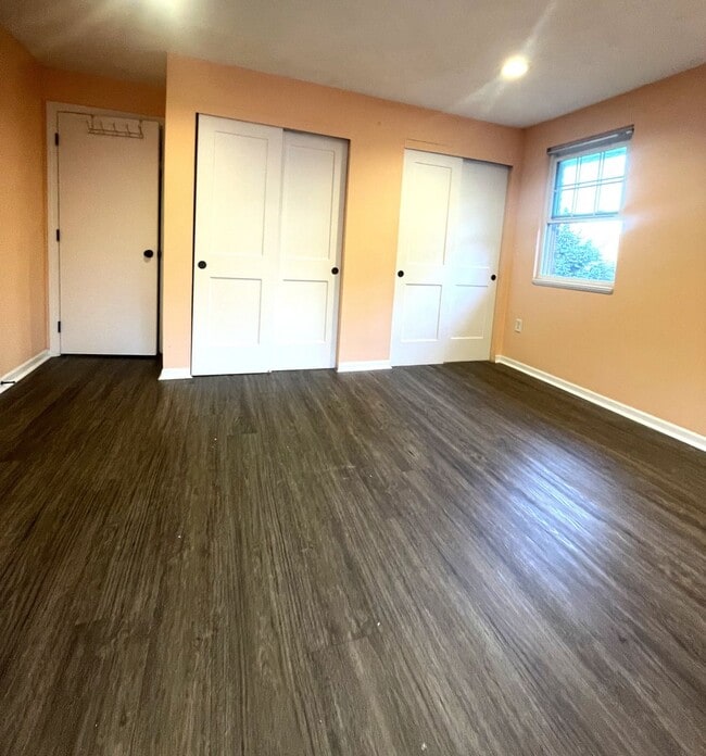 Building Photo - Bright 2-bedroom condo with balcony and ma...
