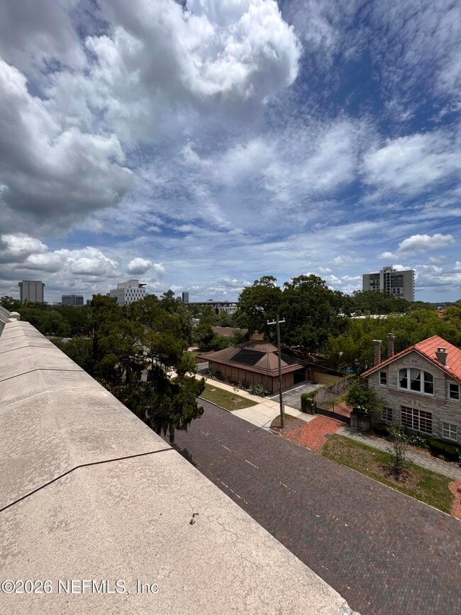 Building Photo - 1661 Riverside Ave