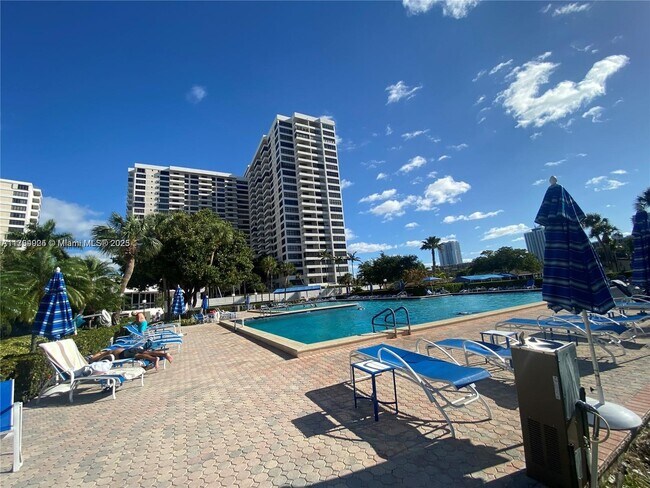 Building Photo - 2500 Parkview Dr