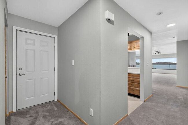 Building Photo - Enormous Waterfront Alki Condo w/ Stunning Views
