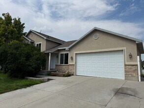 Building Photo - "Charming, newly renovated, 4-Bed, 3-Bath ...