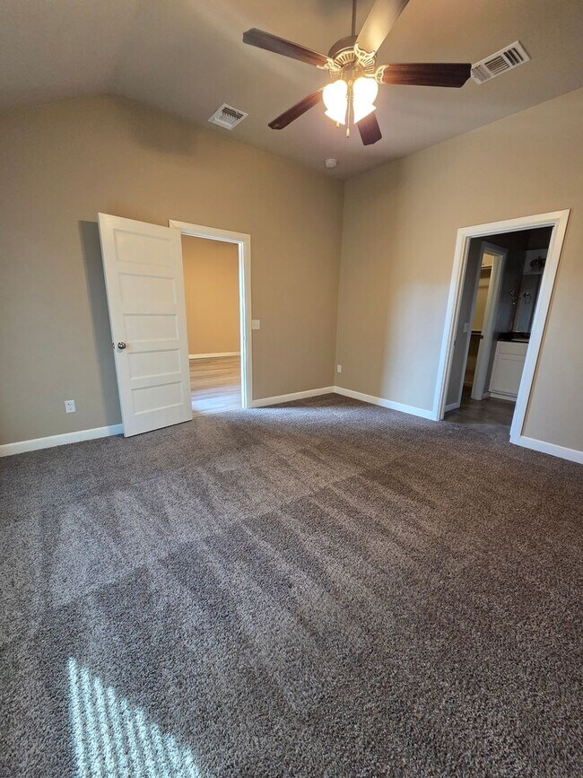 Building Photo - YUKON HOME MOVE IN SPECIAL! ?