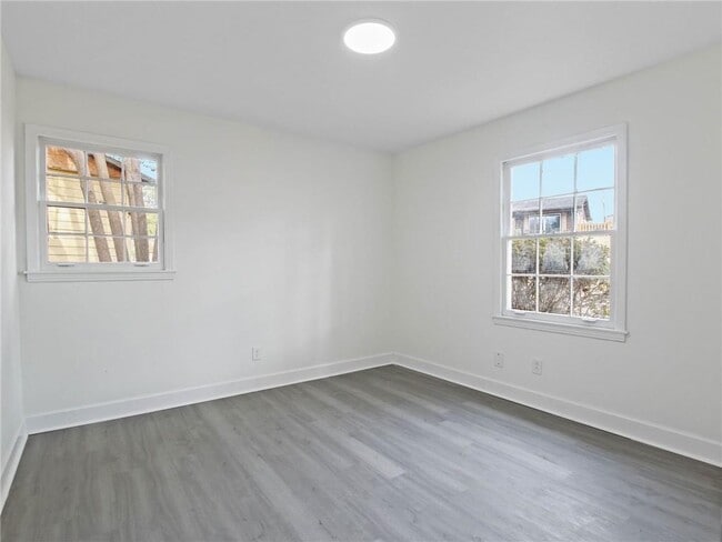 Building Photo - 526 Woodlore Dr