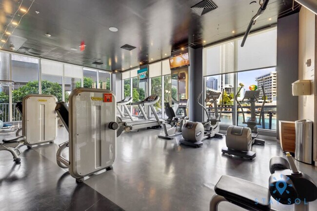 Building Photo - 2602 E Hallandale Beach Blvd