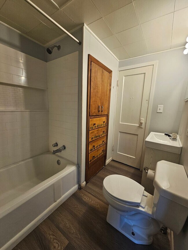 Building Photo - 1215 1/2 E 12th St