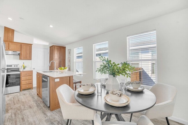 Building Photo - Newly 3 Bedroom / 2 Bathroom Home in Excel...