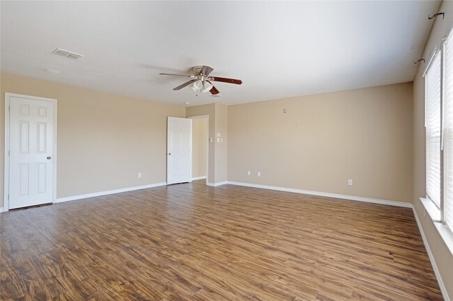 Building Photo - 1921 Southridge Ln