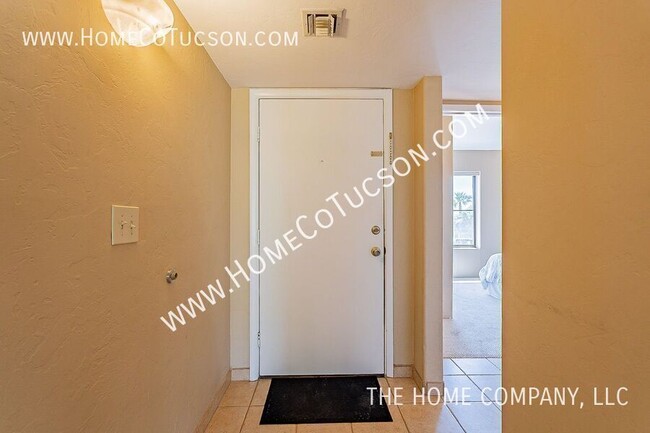 Building Photo - Short Term Furnished Foothills Condo 5675 N Camino Esplendora-2211