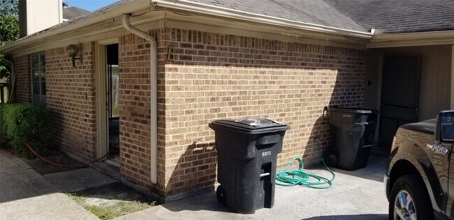 Building Photo - 10822 Lynbrook Dr