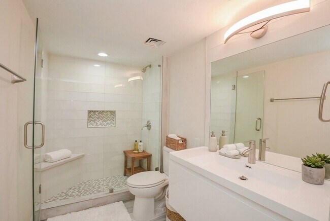 Building Photo - 15 Greenway Plz