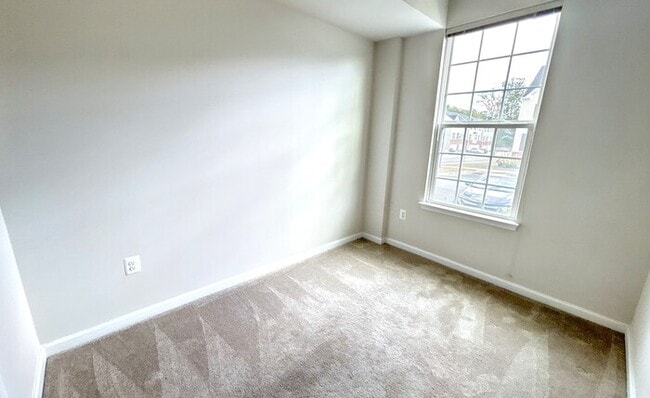 Building Photo - 502 River Crest Way