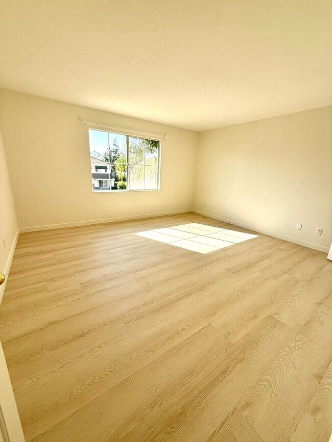 Building Photo - Spacious Home for Rent with Fresh Upgrades...