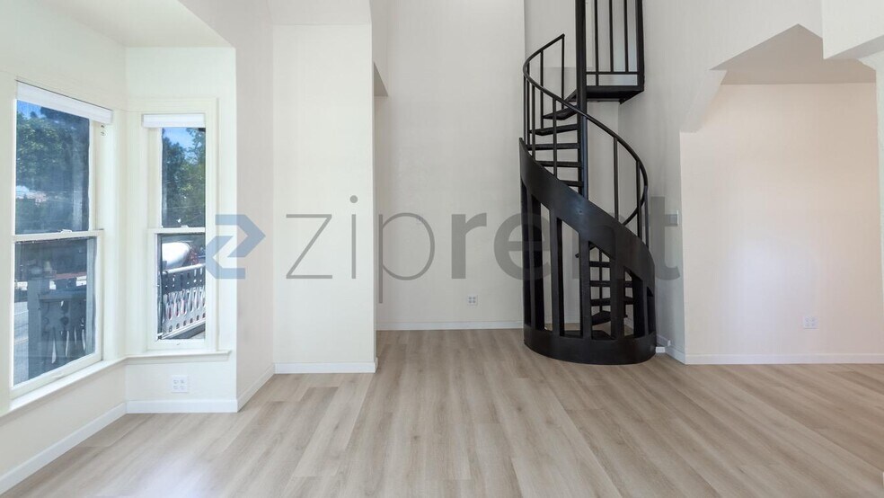 Building Photo - Unit 4