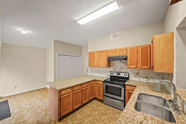 Building Photo - 3409 Meadway Dr