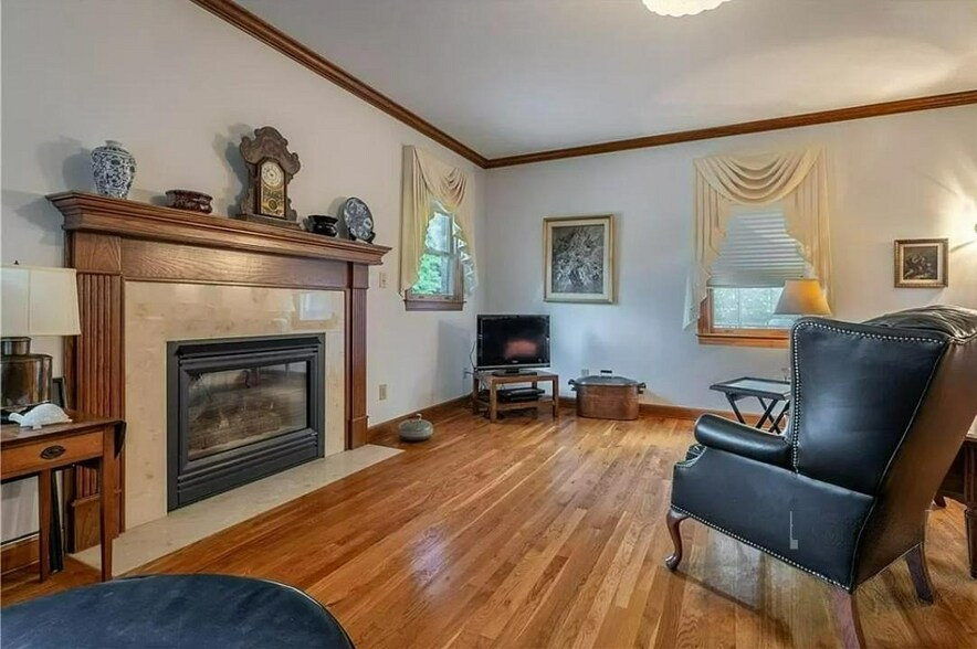 Fireplace - 104 Woodsway Ct