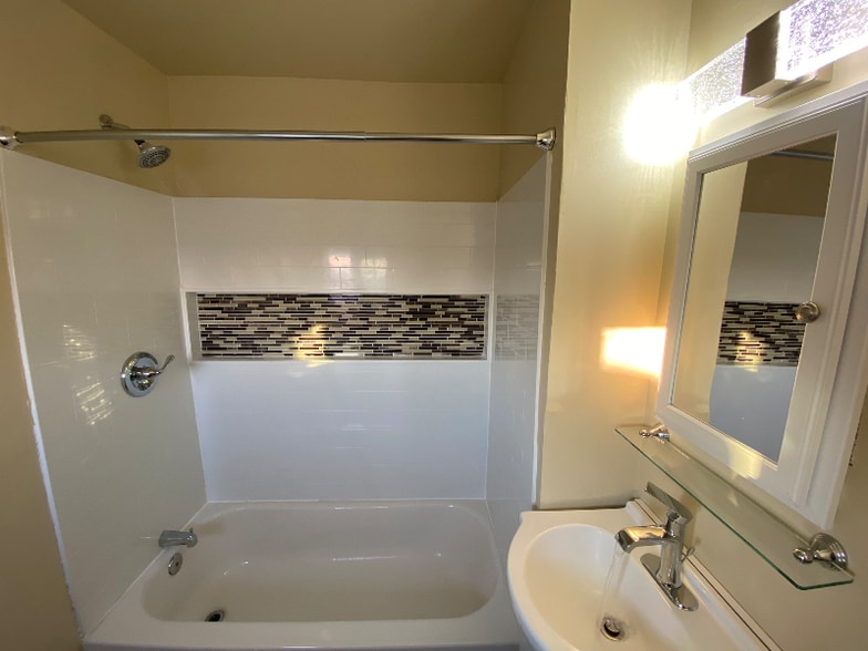 Building Photo - 1520 W Champlost Ave