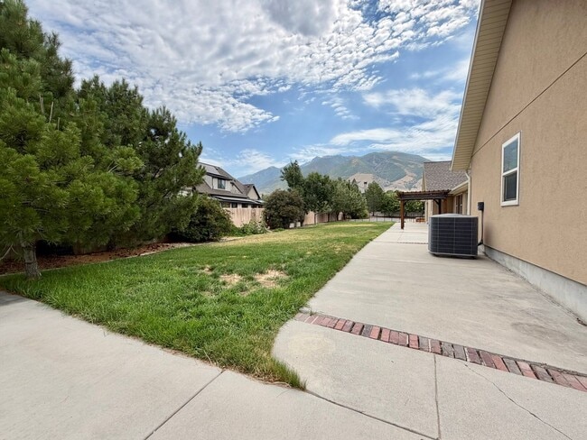 Building Photo - 961 Golden Pheasant Dr