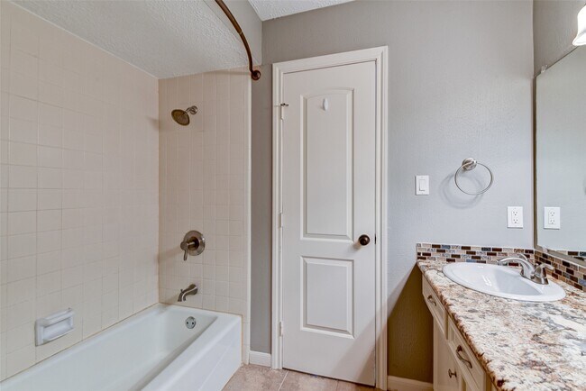 Building Photo - 18310 Lake Oaks Dr