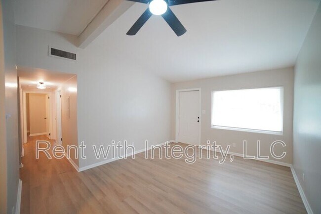 Building Photo - 2032 Warwick St