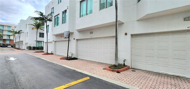 Building Photo - 2146 Van Buren St