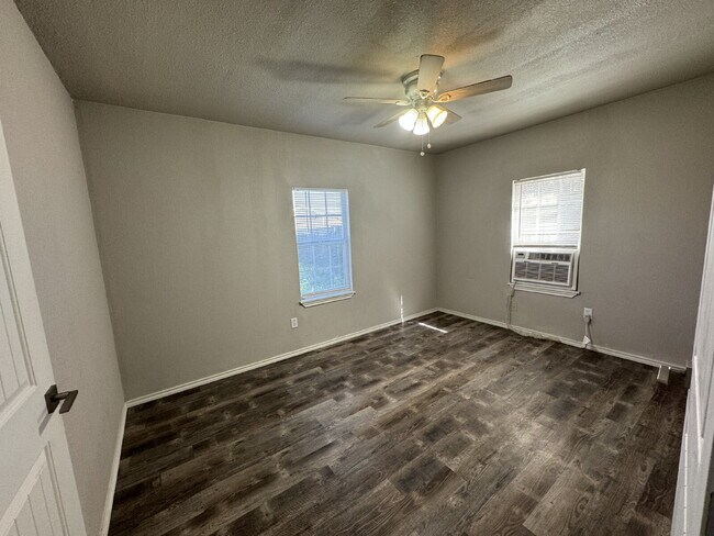 Building Photo - Updated 3 bedroom home!