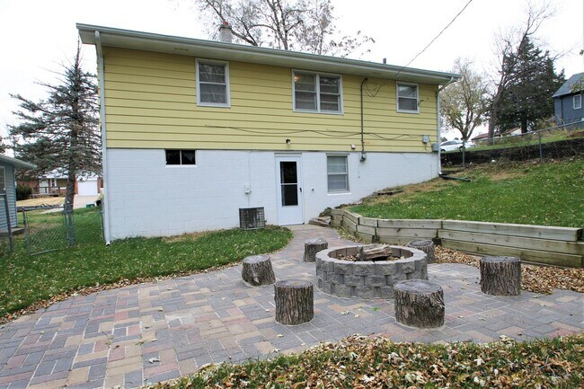 Building Photo - 3 Bedroom / 2 Bath Home AVAILABLE NOW!