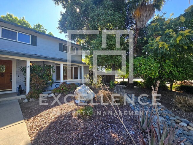 Building Photo - 3087SF 2 Story 5/2.5 House - Community Cabana, Pets Ok, 3 Fireplaces, Beautiful Updated Kitchen