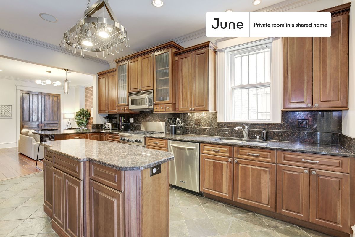 Building Photo - Private bedroom in 4 bed/3 bath Home