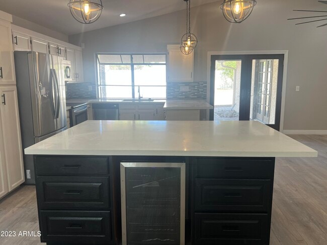 Building Photo - 1733 N La Rosa Dr