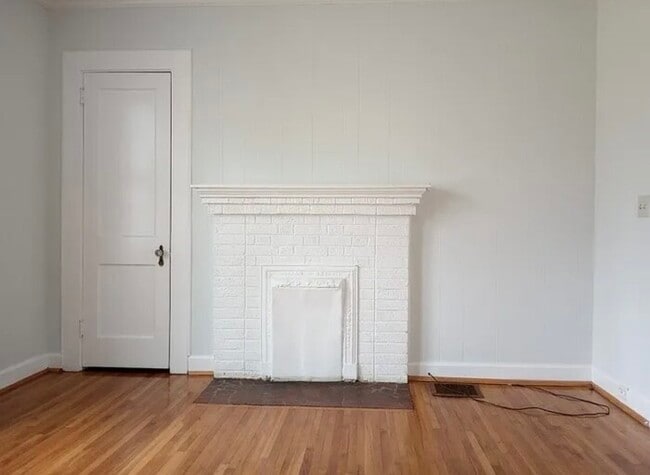 Building Photo - 5 Bedroom 2 Bath